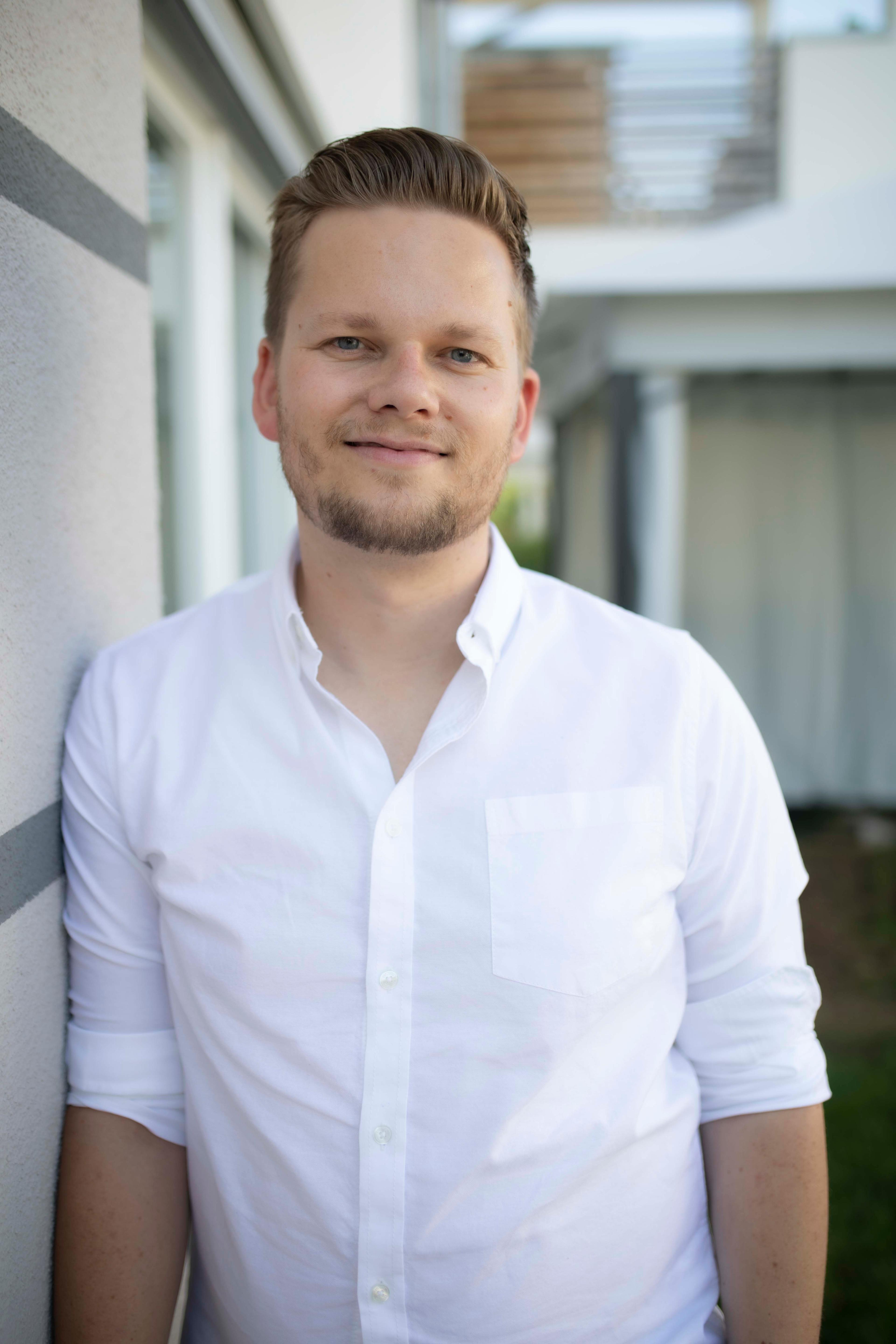 A profile of Christoper, Head of Engineering at Sky Deutschland, in front of a blurred office background.